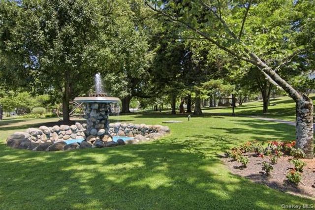 105 Prime Avenue B6, Huntington, NY 11743