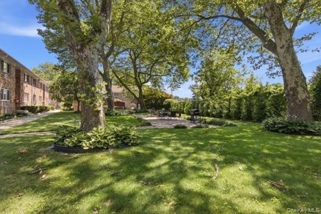 105 Prime Avenue B6, Huntington, NY 11743