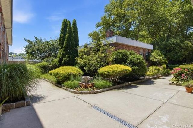 105 Prime Avenue B6, Huntington, NY 11743