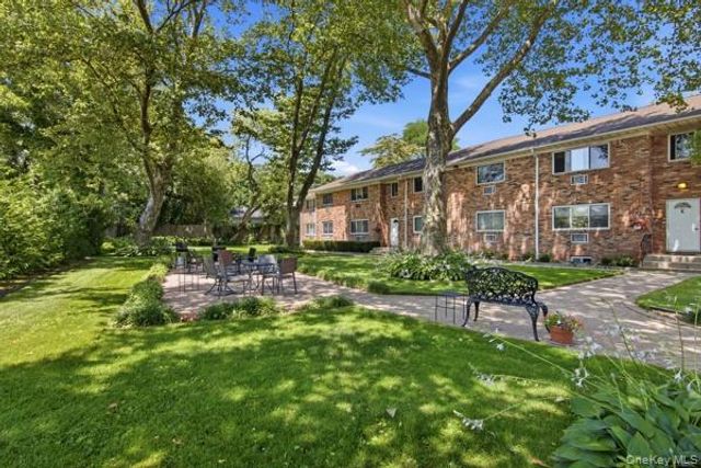 105 Prime Avenue B6, Huntington, NY 11743