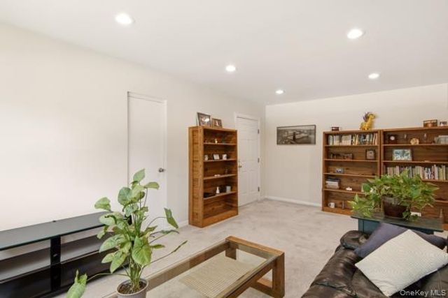 105 Prime Avenue B6, Huntington, NY 11743