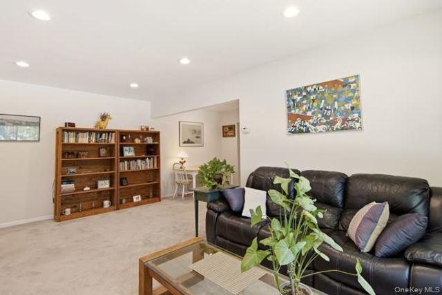 105 Prime Avenue B6, Huntington, NY 11743