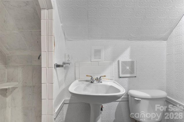 708 E Lake Drive, Greensboro, NC 27401