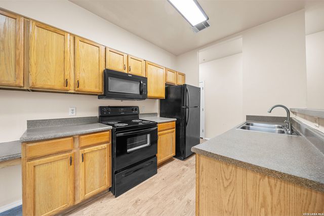 1000 DIAMOND DR, Boerne, TX 78006