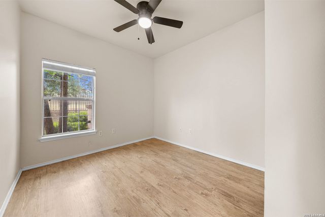 1000 DIAMOND DR, Boerne, TX 78006
