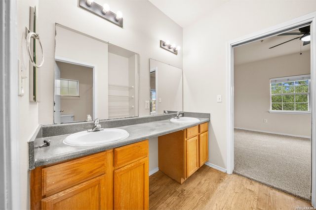1000 DIAMOND DR, Boerne, TX 78006