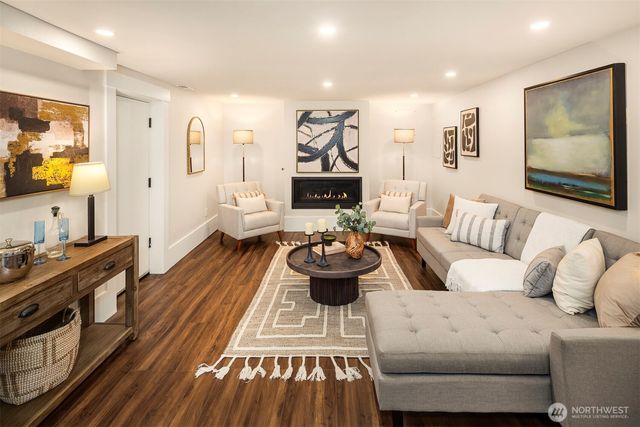 8016 17th Avenue NE, Seattle, WA 98115