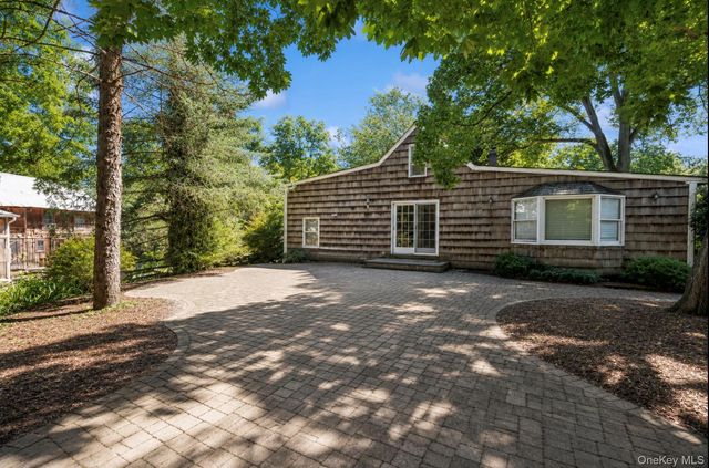 386 Bread And Cheese Hollow Road, Northport, NY 11768