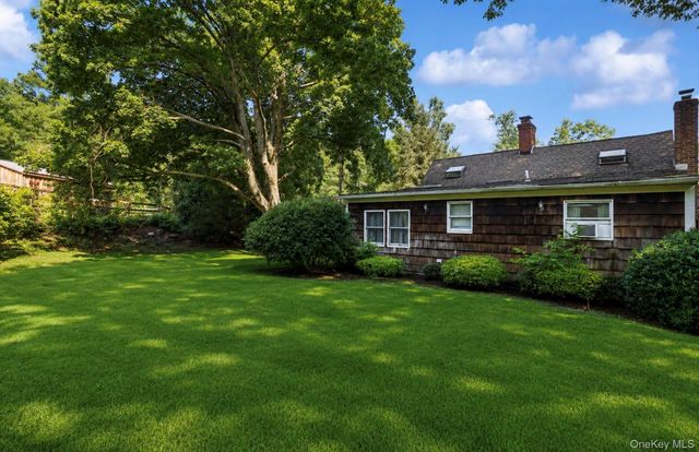 386 Bread And Cheese Hollow Road, Northport, NY 11768