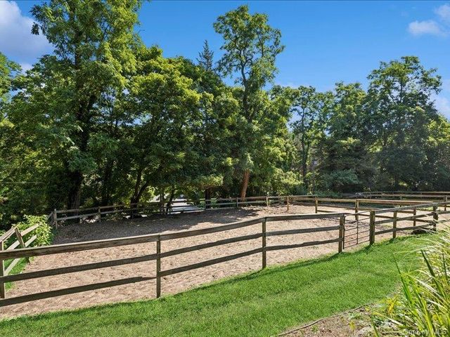 386 Bread And Cheese Hollow Road, Northport, NY 11768
