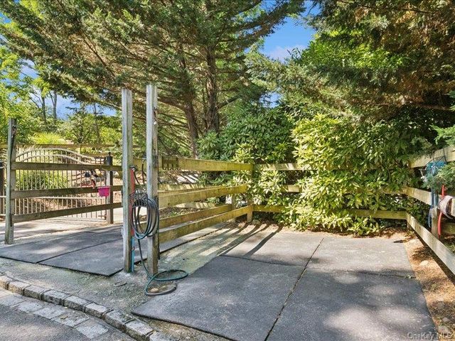 386 Bread And Cheese Hollow Road, Northport, NY 11768
