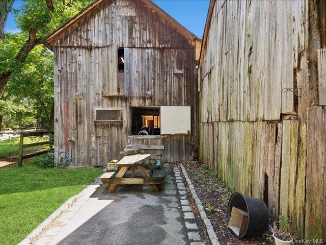 386 Bread And Cheese Hollow Road, Northport, NY 11768
