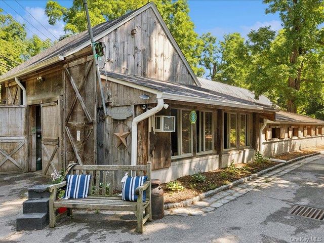 386 Bread And Cheese Hollow Road, Northport, NY 11768