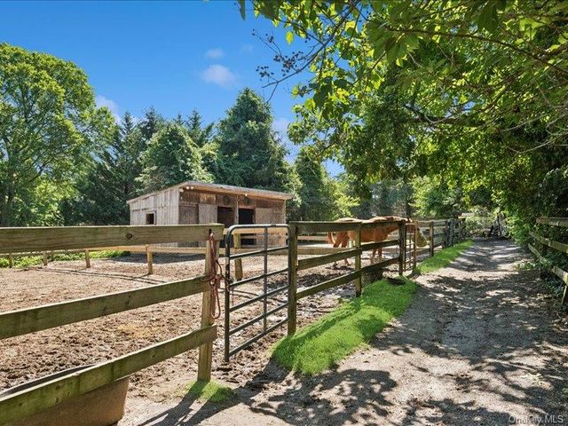 386 Bread And Cheese Hollow Road, Northport, NY 11768