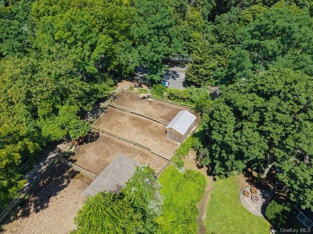 386 Bread And Cheese Hollow Road, Northport, NY 11768