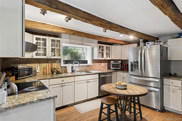 386 Bread And Cheese Hollow Road, Northport, NY 11768