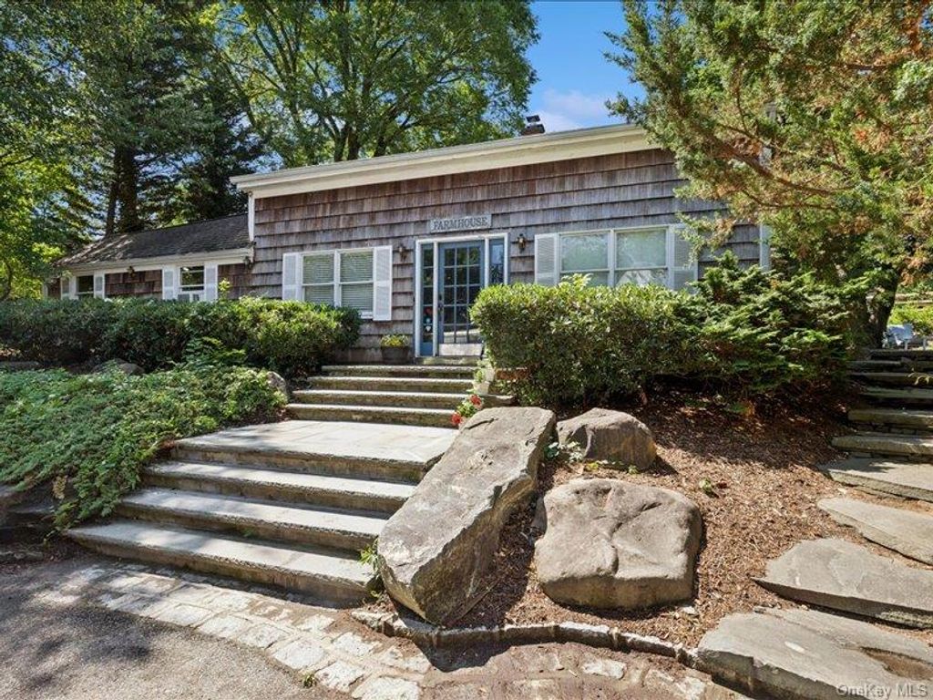 386 Bread And Cheese Hollow Road, Northport, NY 11768