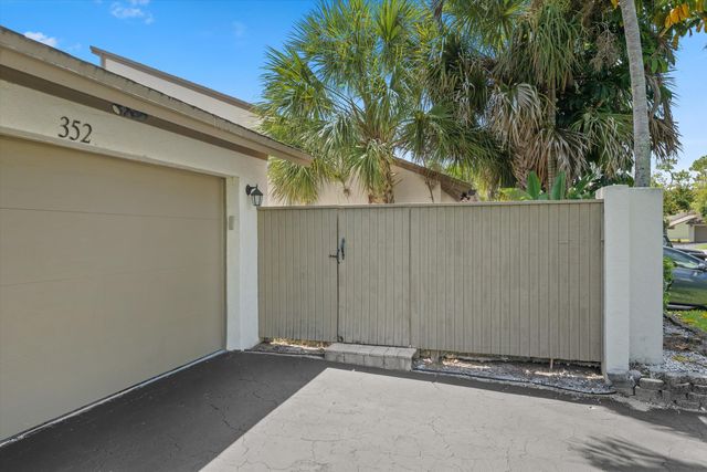 352 Wood Dale Drive, Wellington, FL 33414