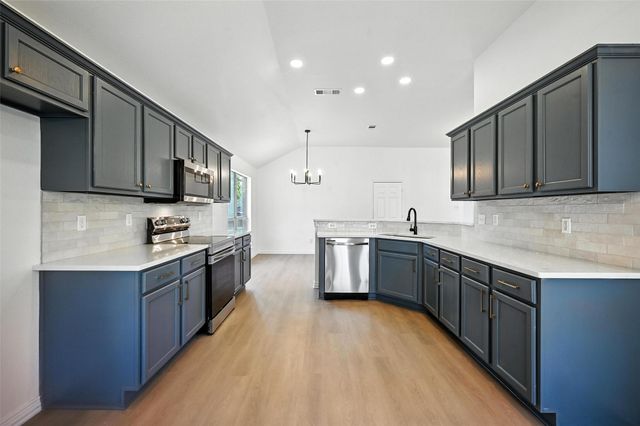 713 Madeline Court, Azle, TX 76020