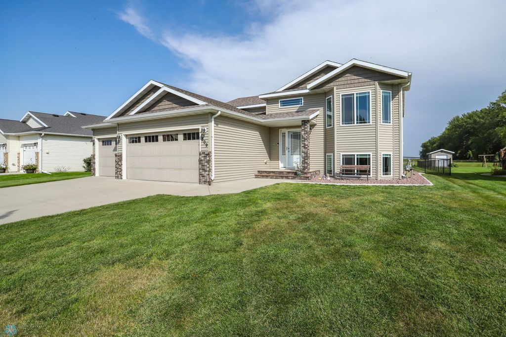 809 W Summerwood Trail, Dilworth, MN 56529