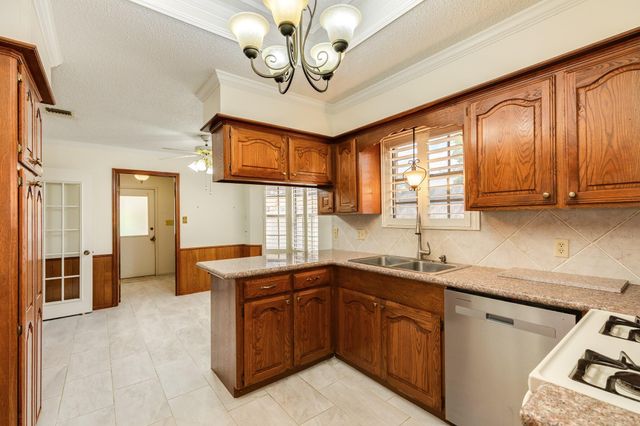 712 Browning Street, Angleton, TX 77515