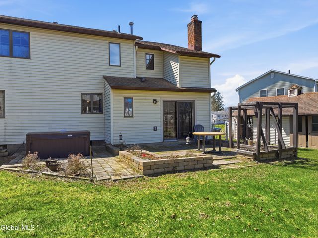 14 Leonard Drive, Colonie, NY 12309