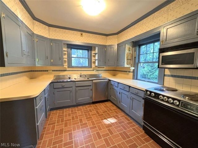 950 Merriman Road, Akron, OH 44303