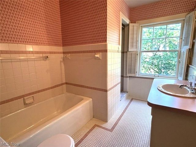 950 Merriman Road, Akron, OH 44303