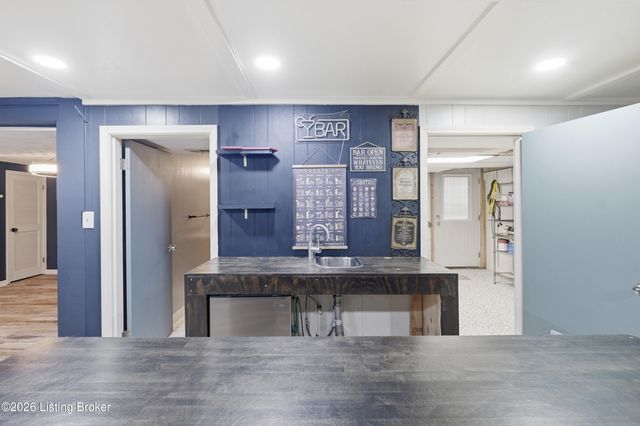 6502 Cady Dr, Louisville, KY 40258