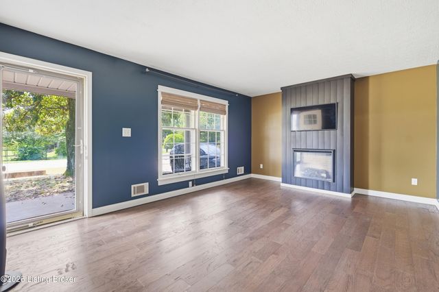 6502 Cady Dr, Louisville, KY 40258