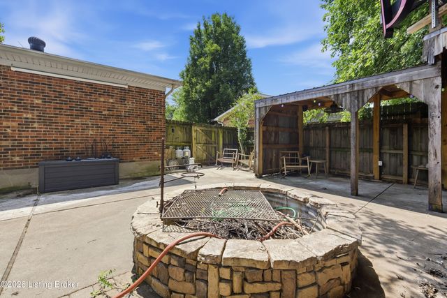 6502 Cady Dr, Louisville, KY 40258
