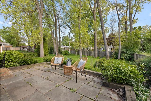 221 W Sheridan Place, Lake Bluff, IL 60044