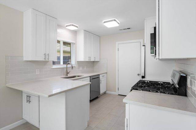 1100 Red Cliff DR, Austin, TX 78758
