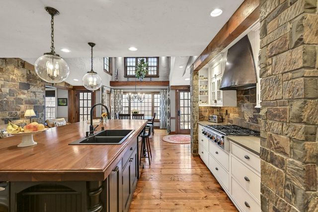 9944 N Lamplighter LANE, Mequon, WI 53092