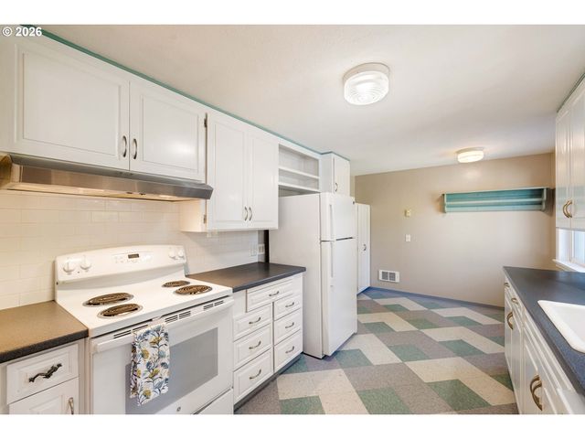 1666 EVERGREEN Dr, Eugene, OR 97404