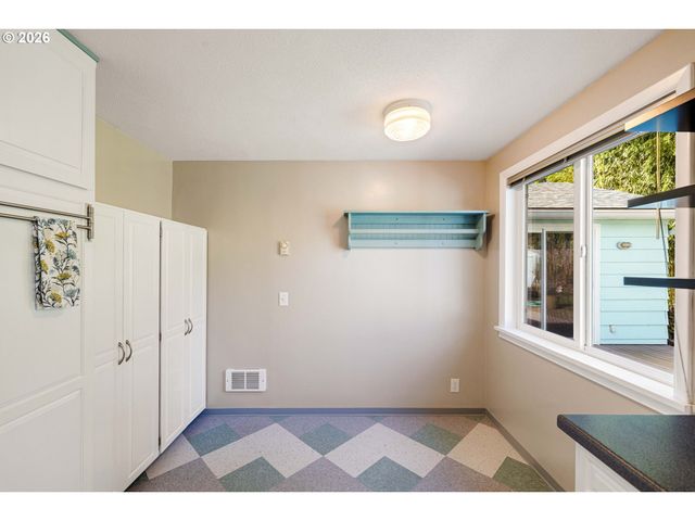 1666 EVERGREEN Dr, Eugene, OR 97404