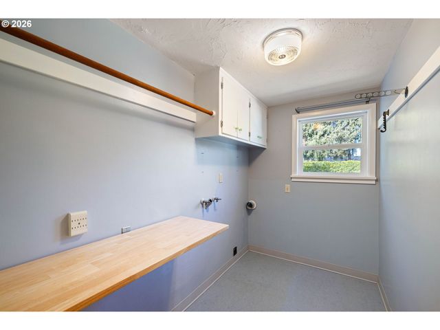 1666 EVERGREEN Dr, Eugene, OR 97404