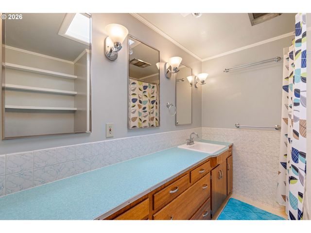 1666 EVERGREEN Dr, Eugene, OR 97404