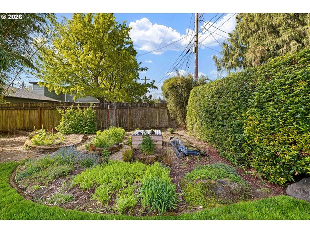 1666 EVERGREEN Dr, Eugene, OR 97404