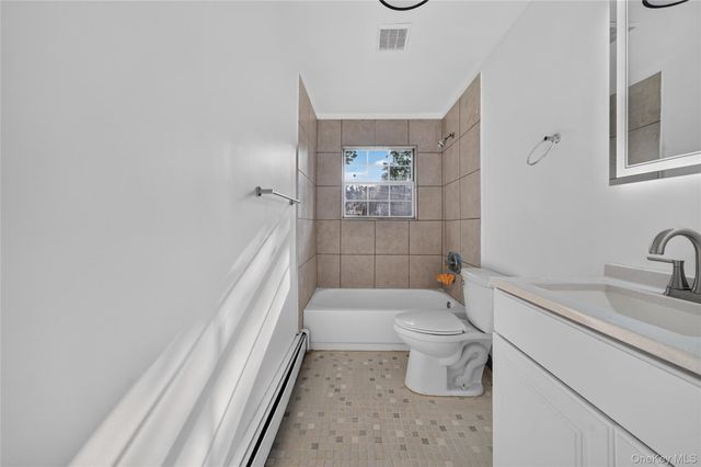 28 Roslyn Avenue, Selden, NY 11784