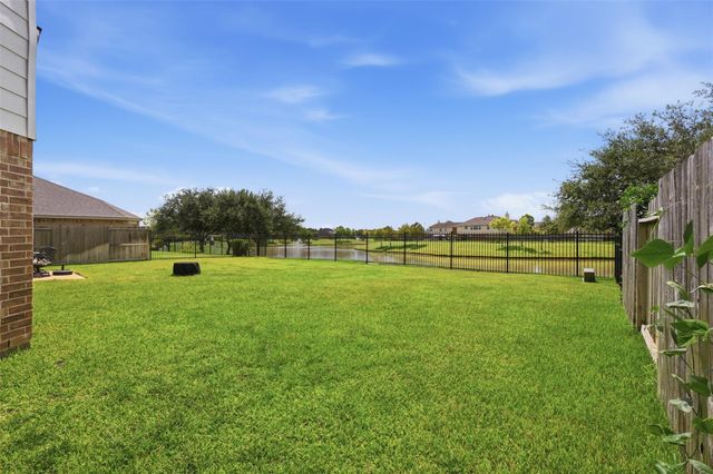 13806 Cove Landing Lane, Rosharon, TX 77583