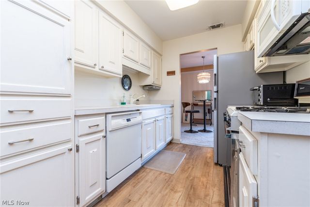 2112 Acacia Park Drive 322, Lyndhurst, OH 44124