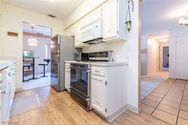 2112 Acacia Park Drive 322, Lyndhurst, OH 44124