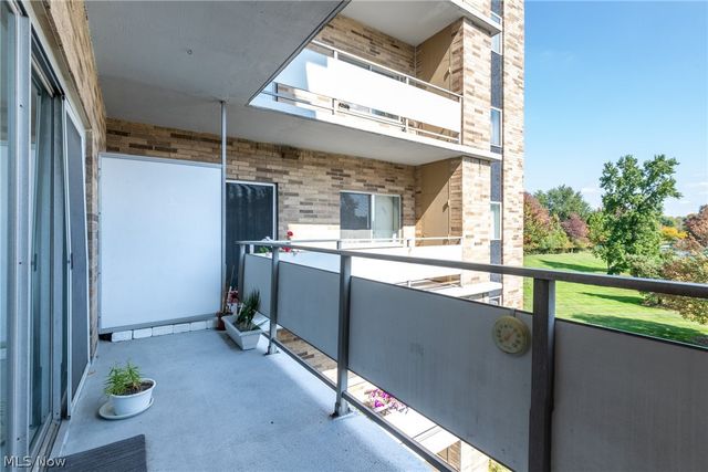 2112 Acacia Park Drive 322, Lyndhurst, OH 44124