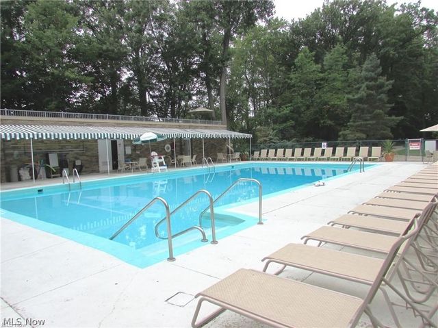 2112 Acacia Park Drive 322, Lyndhurst, OH 44124
