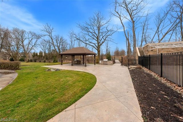2112 Acacia Park Drive 322, Lyndhurst, OH 44124