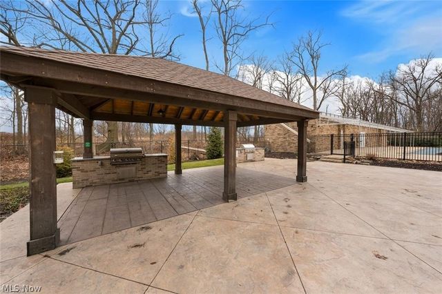 2112 Acacia Park Drive 322, Lyndhurst, OH 44124