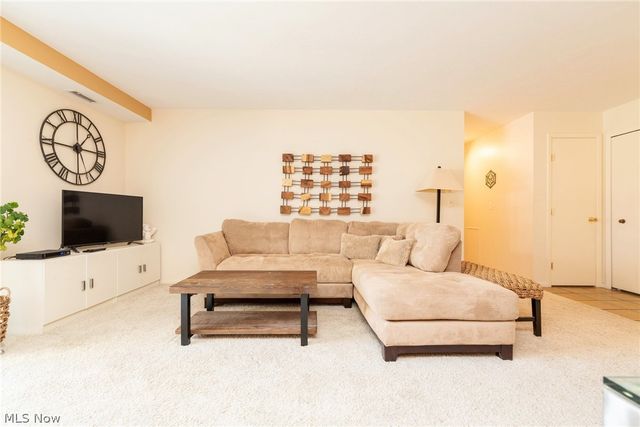 2112 Acacia Park Drive 322, Lyndhurst, OH 44124