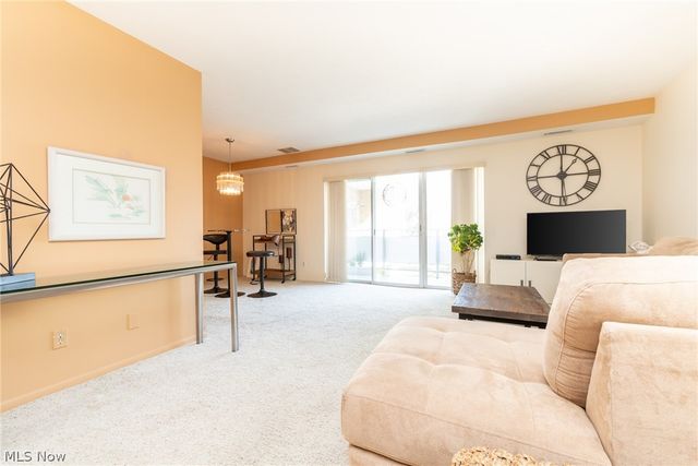 2112 Acacia Park Drive 322, Lyndhurst, OH 44124