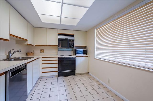 3062 EASTLAND BOULEVARD 406, Clearwater, FL 33761